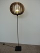 Designové závěsná svítidla, stropní a stojanové osvětlení vyrobené ze dřeva, vintage